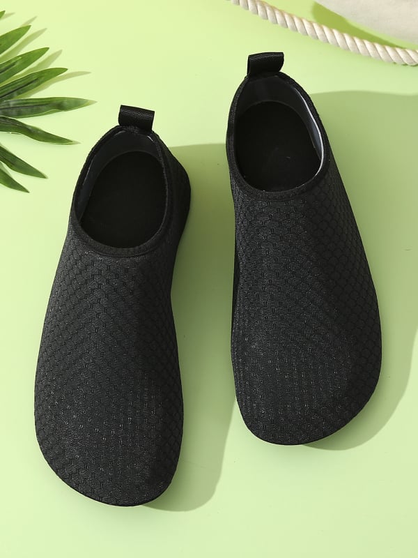 Pieaugušo ūdens apavi – elpojoši, ātri žūst, augšdaļa ar tīklu, vidēja augstuma, neslīdoša gumijas zole