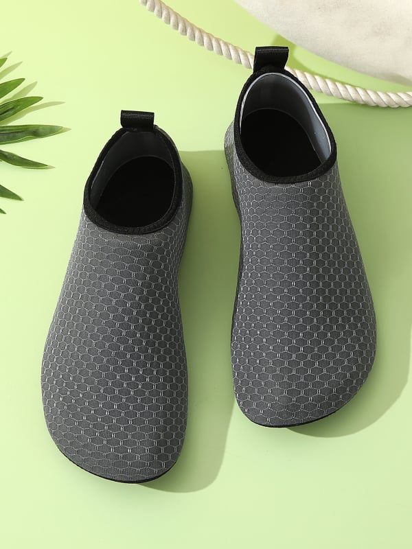 Pieaugušo ūdens apavi – elpojoši, ātri žūst, augšdaļa ar tīklu, vidēja augstuma, neslīdoša gumijas zole