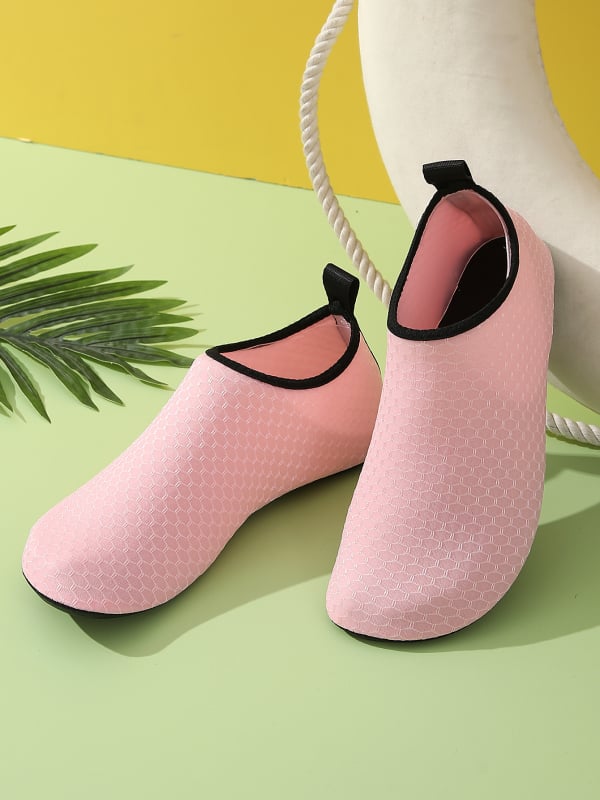 Pieaugušo ūdens apavi – elpojoši, ātri žūst, augšdaļa ar tīklu, vidēja augstuma, neslīdoša gumijas zole