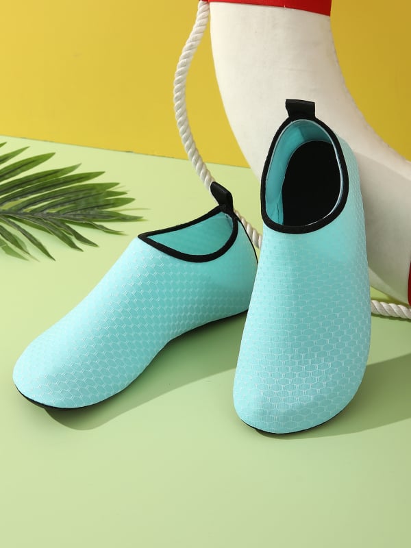 Pieaugušo ūdens apavi – elpojoši, ātri žūst, augšdaļa ar tīklu, vidēja augstuma, neslīdoša gumijas zole