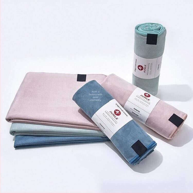 Joga dvielis ar pretslīdēšanas īpašībām, sviedru uzsūcējs uz jogas paklāja