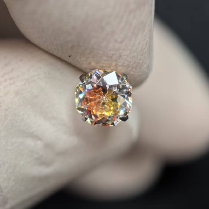 Naušnice od F136 titanijskog legura | Ružičasto rezanje u geometrijskom obliku s cirkonom | Ušni vijak od titana | Vilinski stil | Unisex