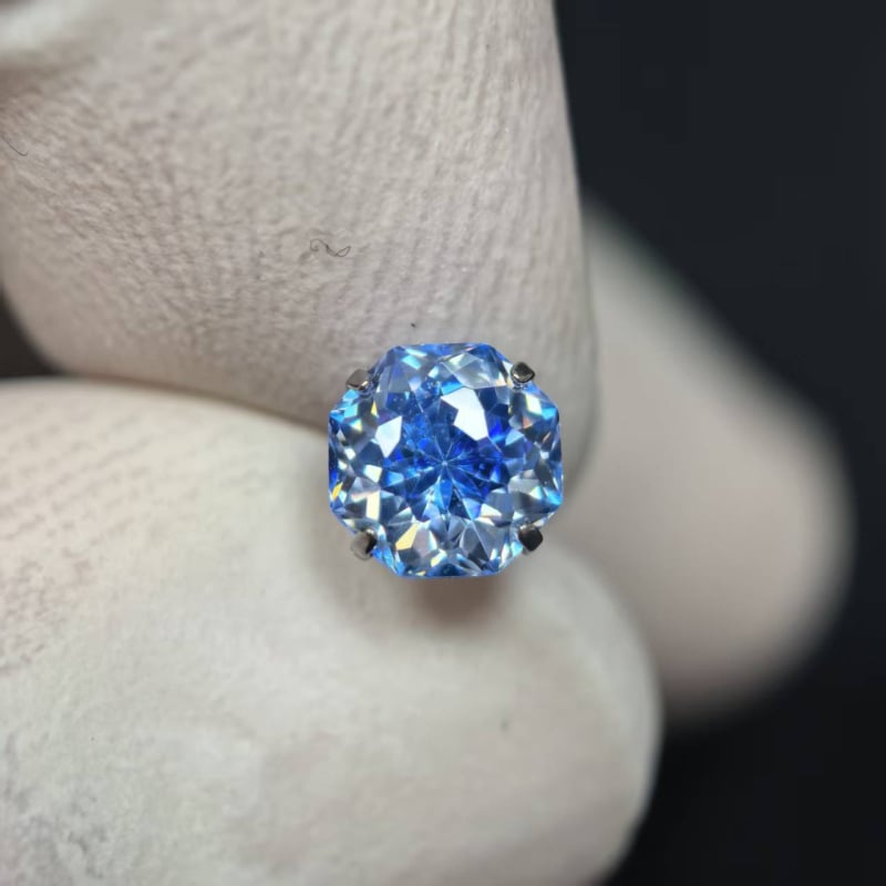 Naušnice od F136 titanijskog legura | Ružičasto rezanje u geometrijskom obliku s cirkonom | Ušni vijak od titana | Vilinski stil | Unisex