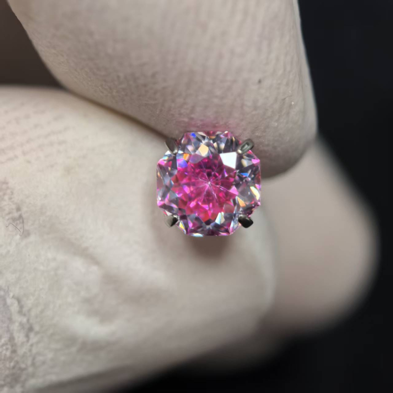 Naušnice od F136 titanijskog legura | Ružičasto rezanje u geometrijskom obliku s cirkonom | Ušni vijak od titana | Vilinski stil | Unisex