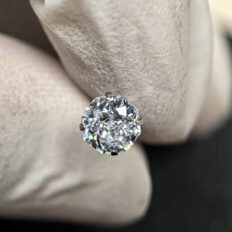 Naušnice od F136 titanijskog legura | Ružičasto rezanje u geometrijskom obliku s cirkonom | Ušni vijak od titana | Vilinski stil | Unisex