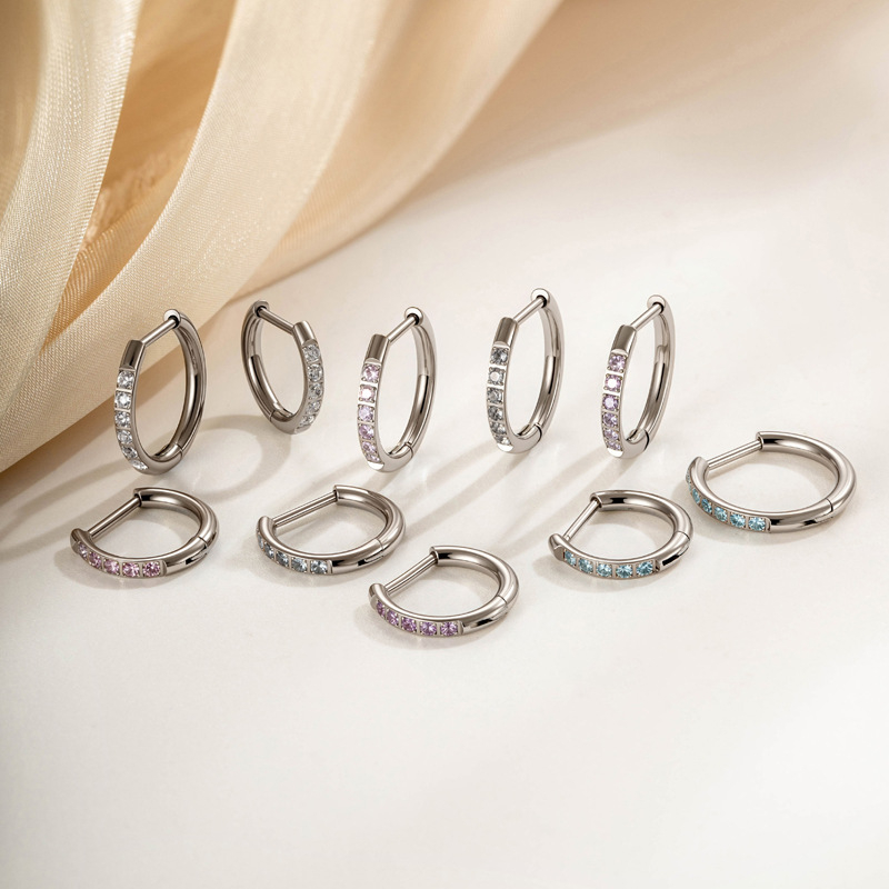 Халки от титаниева сплав, кръгли, обсипани с бели циркони, диамантено настилане