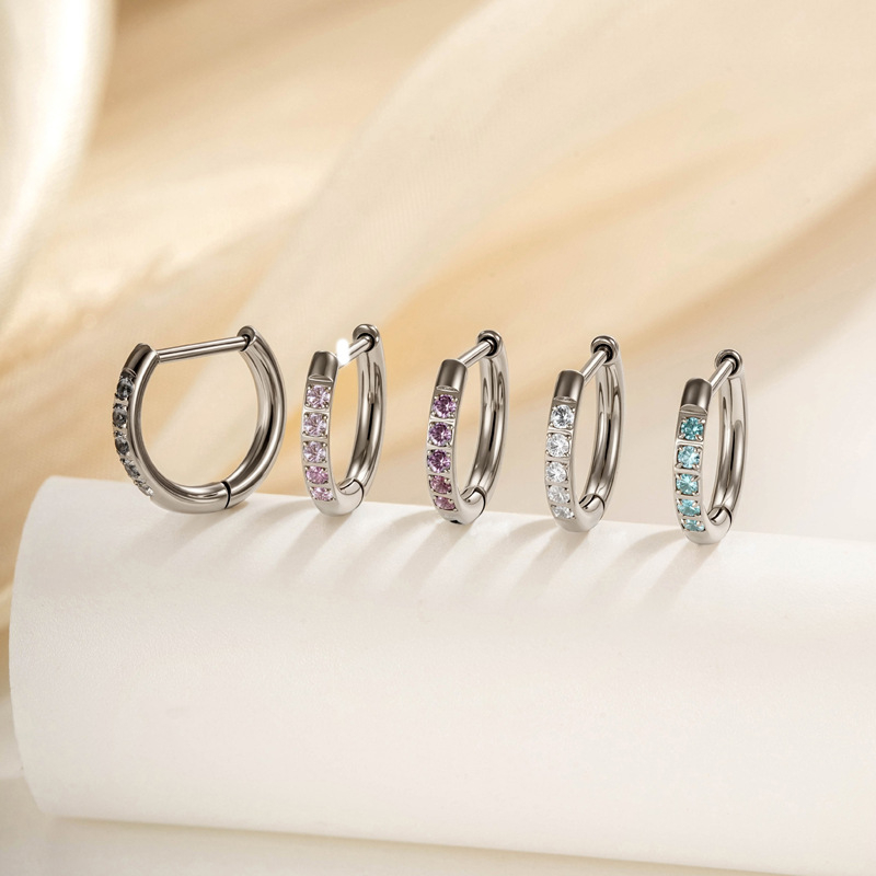 Халки от титаниева сплав, кръгли, обсипани с бели циркони, диамантено настилане