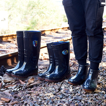 Vīriešu lietus zābaki, augsti, ūdensnecaurlaidīgi, neslīdoši, ar fleece iekšējo apdari, no plastmasas, ražoti ar injekcijas formēšanu.