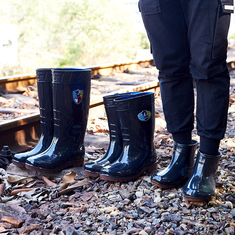 Vīriešu lietus zābaki, augsti, ūdensnecaurlaidīgi, neslīdoši, ar fleece iekšējo apdari, no plastmasas, ražoti ar injekcijas formēšanu.