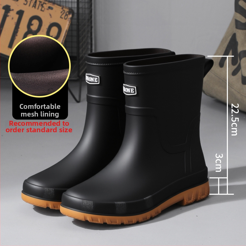 Vīriešu vidēja garuma lietus zābaki – ūdensdroši, ar anti‑slīdējošu zoli, iekšpusē mākslīgā kažokāda un sietveida oderes, ar vienāgabā izliektu zoli