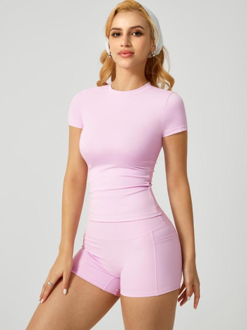 Sportos készlet – egyszínű, rövid ujjú, kerek nyakú, nejlon anyag, 90% nylon tartalom