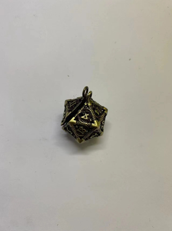 Bakreni privjesak u obliku dvadesetoslo kocke, izrezbaren dizajn, pravokutni stil, za stolne RPG.