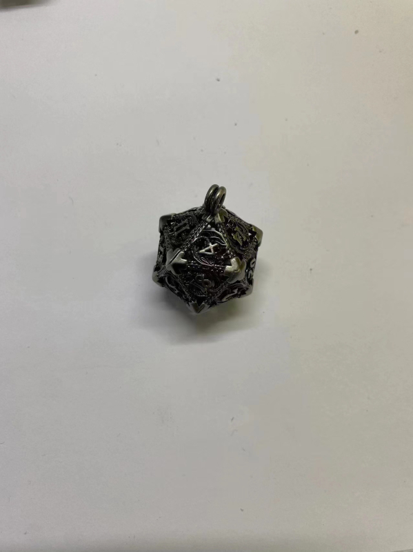 Bakreni privjesak u obliku dvadesetoslo kocke, izrezbaren dizajn, pravokutni stil, za stolne RPG.