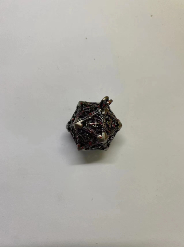 Bakreni privjesak u obliku dvadesetoslo kocke, izrezbaren dizajn, pravokutni stil, za stolne RPG.