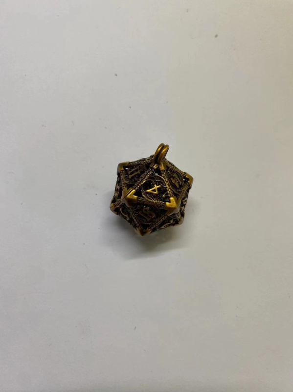 Bakreni privjesak u obliku dvadesetoslo kocke, izrezbaren dizajn, pravokutni stil, za stolne RPG.