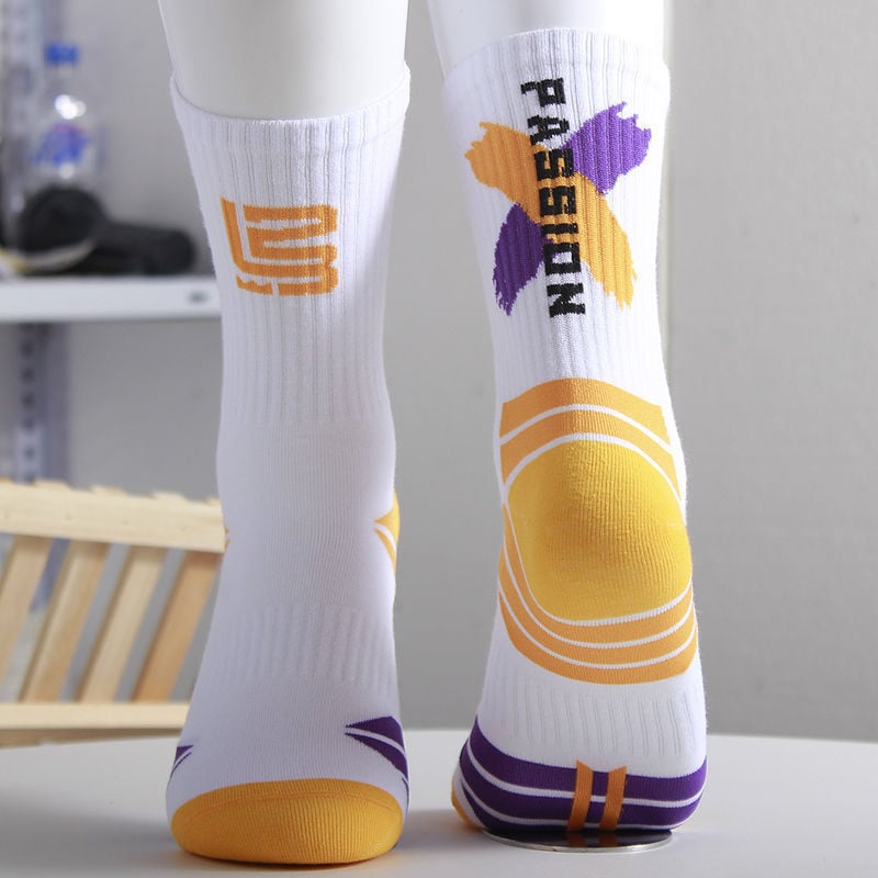 Vyrų krepšinio kojinės – vidutinio ilgio, neslystančios, kvapo apsauga, plonos