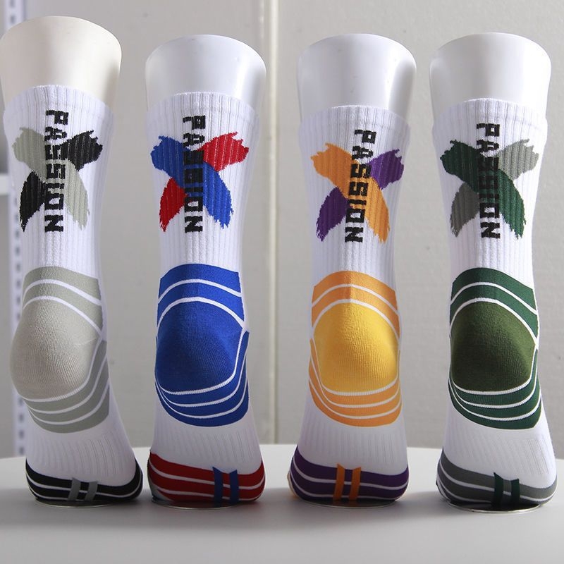 Vyrų krepšinio kojinės – vidutinio ilgio, neslystančios, kvapo apsauga, plonos