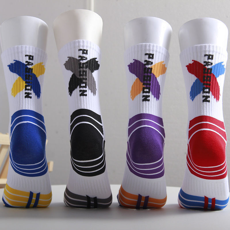 Vyrų krepšinio kojinės – vidutinio ilgio, neslystančios, kvapo apsauga, plonos