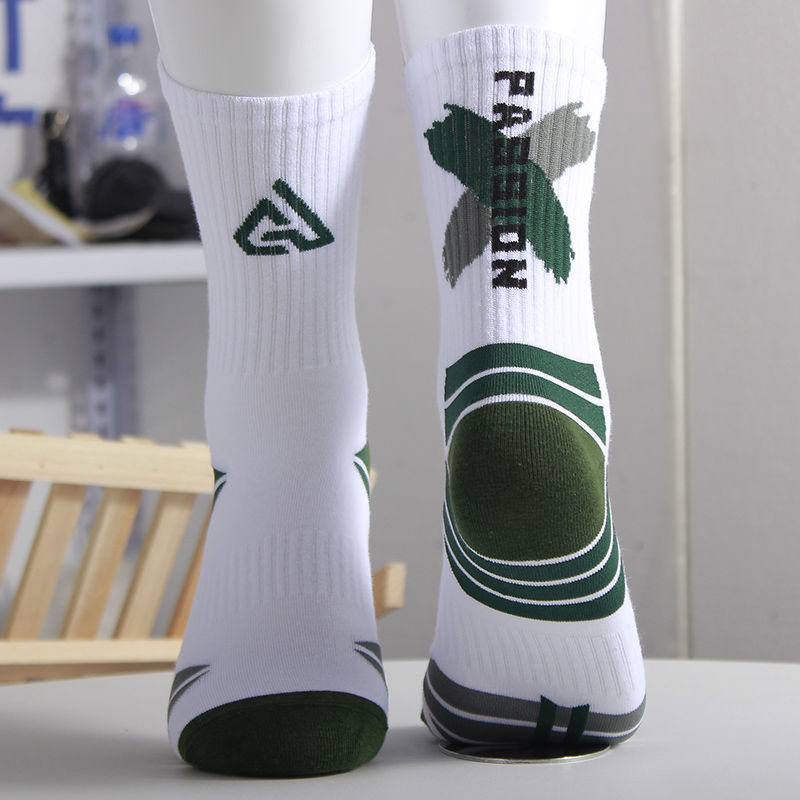 Vyrų krepšinio kojinės – vidutinio ilgio, neslystančios, kvapo apsauga, plonos