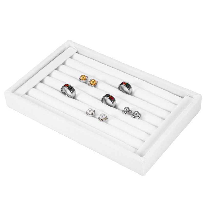 Rotaslietu demonstrācijas kastīte ar syntētiska flaneles iekšpusi; piemērota gan pirkstiem, gan auskarām; mākslas vēja stil; 2017 reģistrēta