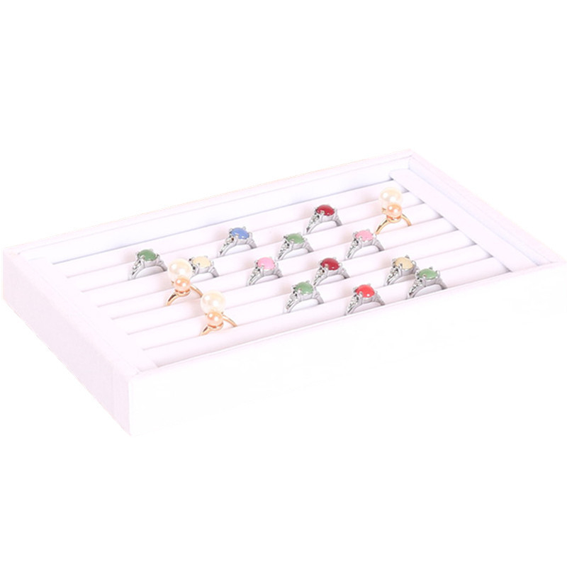 Rotaslietu demonstrācijas kastīte ar syntētiska flaneles iekšpusi; piemērota gan pirkstiem, gan auskarām; mākslas vēja stil; 2017 reģistrēta