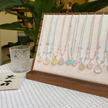 Nakit od kristala s graviranim privjeskom, valovita lanac, geometrijski oblik zodijaka, 22 g, proljeće 2025