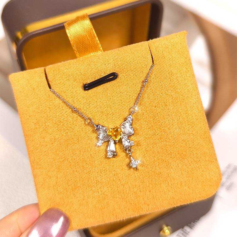 S925 ezüst masni alakú nyaklánc köves díszítéssel, többszintű keresztlánccal, szív alakú köves medállal