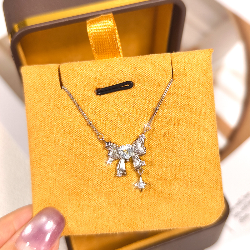 S925 ezüst masni alakú nyaklánc köves díszítéssel, többszintű keresztlánccal, szív alakú köves medállal