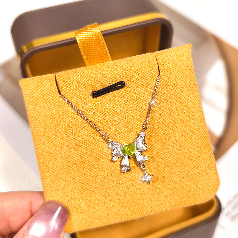 S925 ezüst masni alakú nyaklánc köves díszítéssel, többszintű keresztlánccal, szív alakú köves medállal