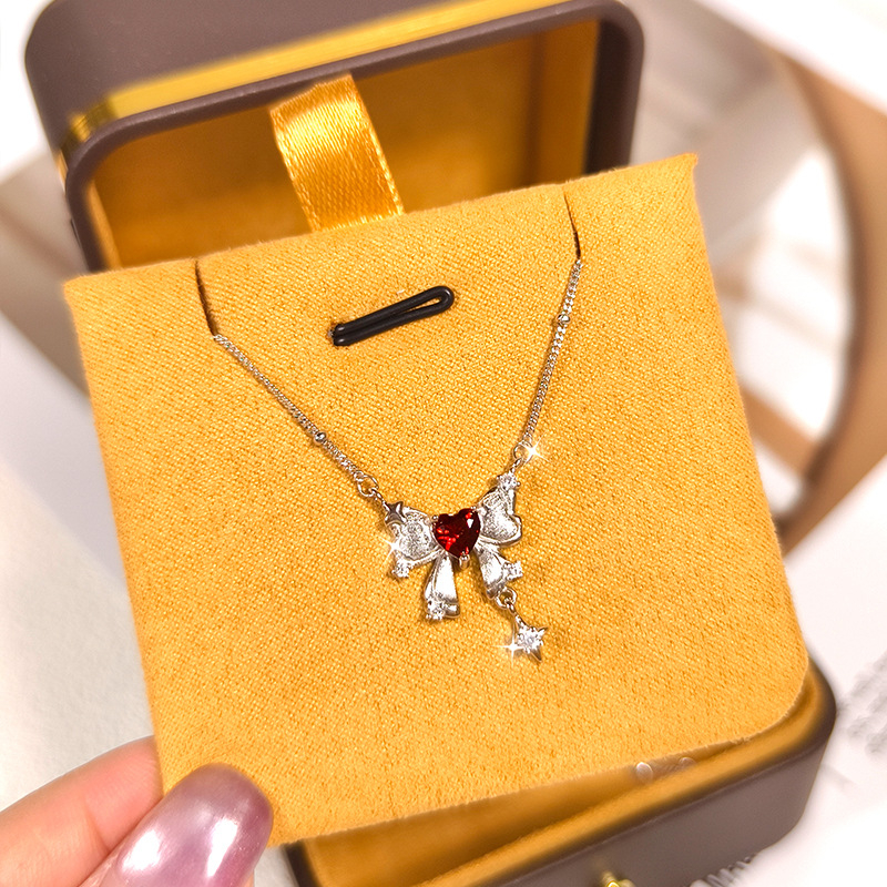 S925 ezüst masni alakú nyaklánc köves díszítéssel, többszintű keresztlánccal, szív alakú köves medállal