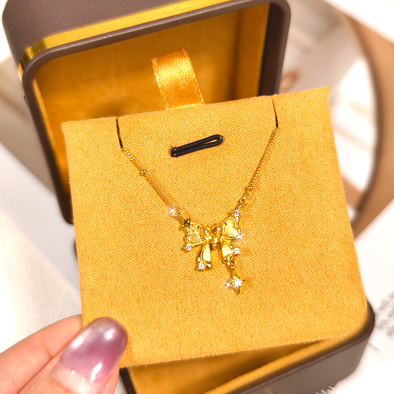 S925 ezüst masni alakú nyaklánc köves díszítéssel, többszintű keresztlánccal, szív alakú köves medállal