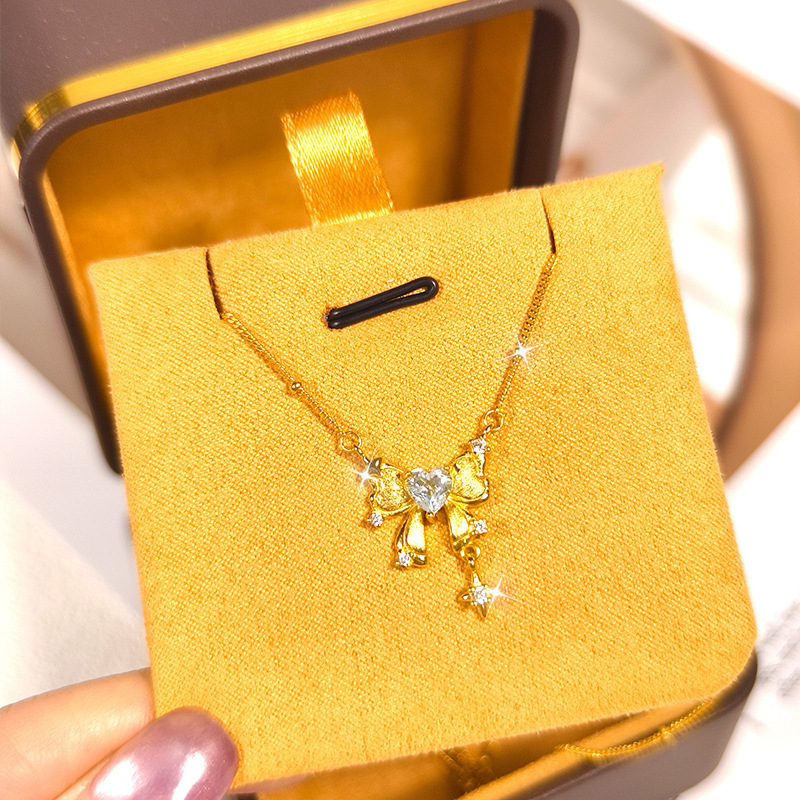 S925 ezüst masni alakú nyaklánc köves díszítéssel, többszintű keresztlánccal, szív alakú köves medállal