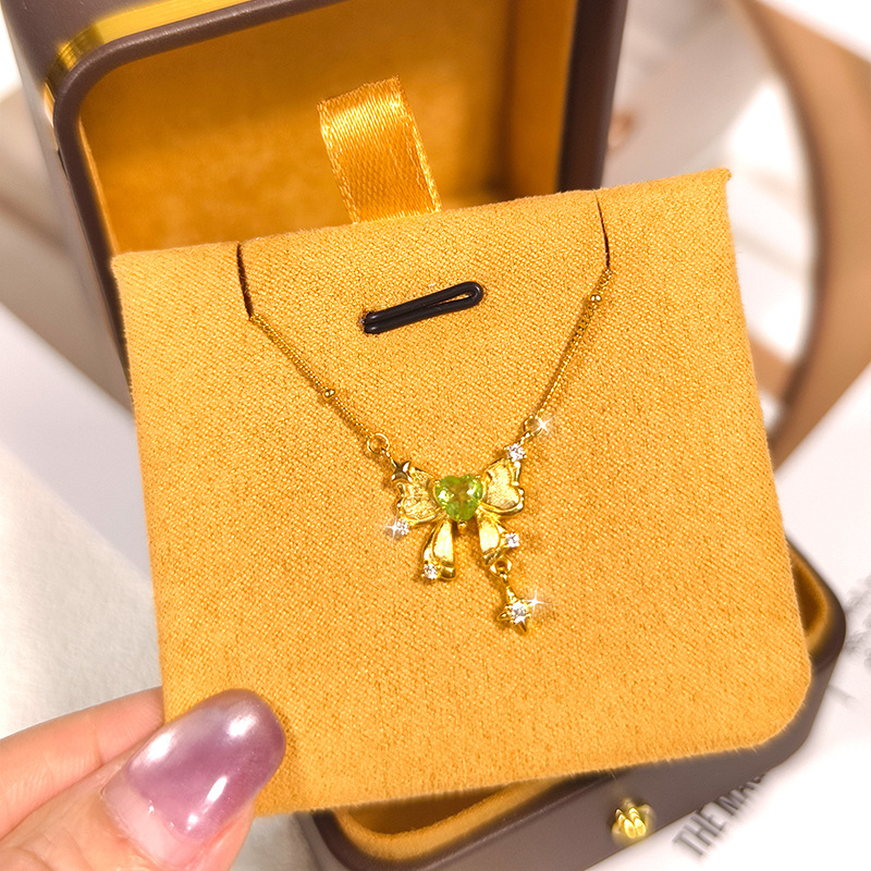 S925 ezüst masni alakú nyaklánc köves díszítéssel, többszintű keresztlánccal, szív alakú köves medállal