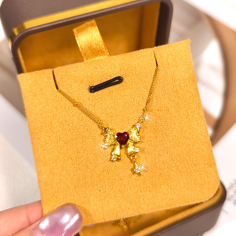 S925 ezüst masni alakú nyaklánc köves díszítéssel, többszintű keresztlánccal, szív alakú köves medállal