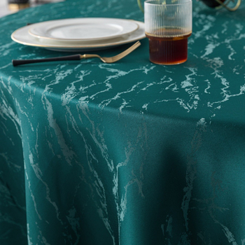 Apskritos formos stalo sijonėlis iš poliesterio žakardo su gėlėtu raštu – viešbučio stiliaus banketinėms salėms.