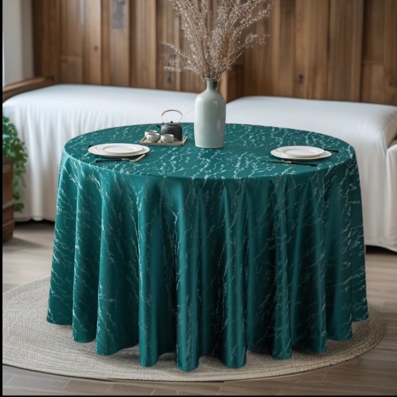 Apskritos formos stalo sijonėlis iš poliesterio žakardo su gėlėtu raštu – viešbučio stiliaus banketinėms salėms.