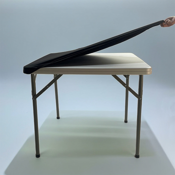 Staltiesė, kvadratinė forma, mišrus materialas, šiuolaikiškas minimalistinis stilius, viešbučio stilius