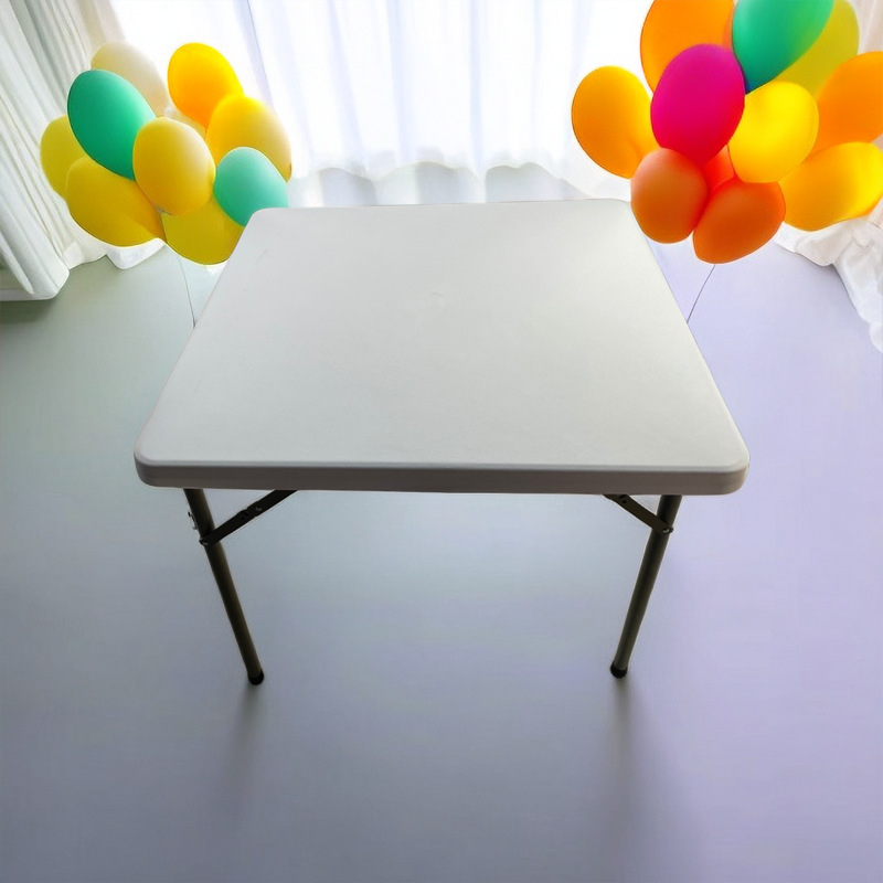 Staltiesė, kvadratinė forma, mišrus materialas, šiuolaikiškas minimalistinis stilius, viešbučio stilius