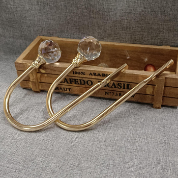 Zidna kukica za zavjese — U-oblikovana kristalna kukica, model QX-109, materijal: metal + cinkov spoj + kristal; pribor: vijci + gumeni čep; za viseće zavjese