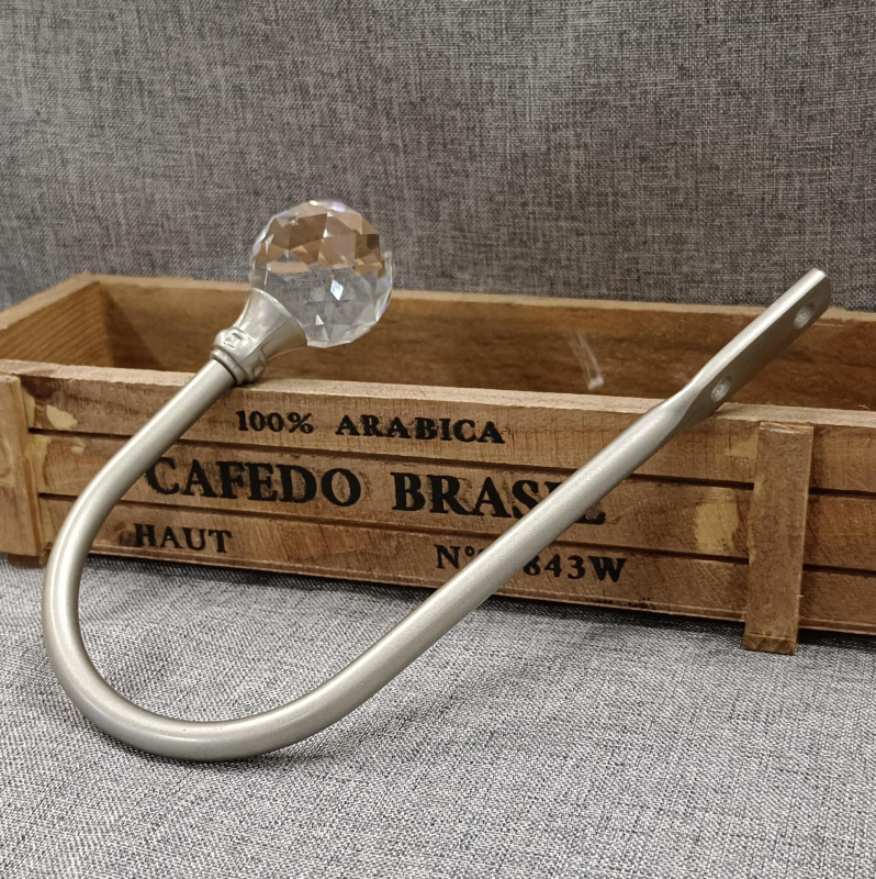 Zidna kukica za zavjese — U-oblikovana kristalna kukica, model QX-109, materijal: metal + cinkov spoj + kristal; pribor: vijci + gumeni čep; za viseće zavjese