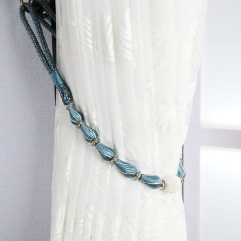 Aizkaru aizdare komplekts ar karājošu bumbiņu, pērles, sprādzi, auklu un uzglabāšanas jostu – gaišs luksusa stils