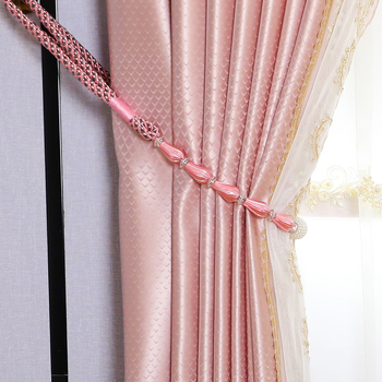 Aizkaru aizdare komplekts ar karājošu bumbiņu, pērles, sprādzi, auklu un uzglabāšanas jostu – gaišs luksusa stils