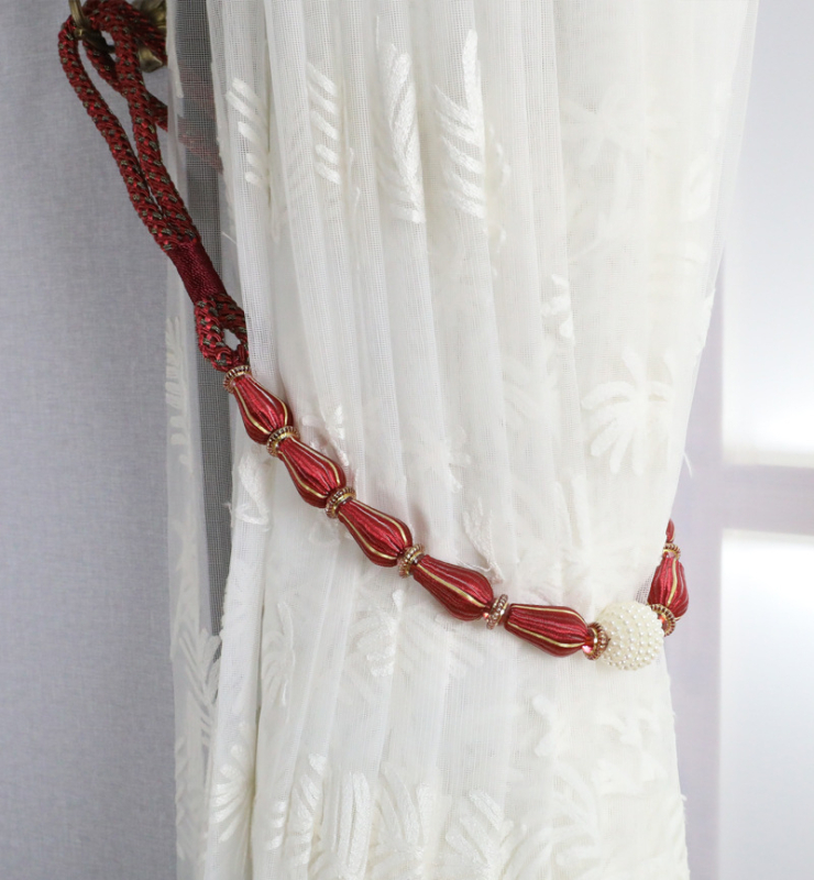 Aizkaru aizdare komplekts ar karājošu bumbiņu, pērles, sprādzi, auklu un uzglabāšanas jostu – gaišs luksusa stils