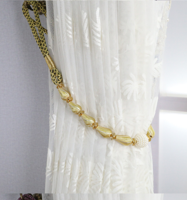 Aizkaru aizdare komplekts ar karājošu bumbiņu, pērles, sprādzi, auklu un uzglabāšanas jostu – gaišs luksusa stils