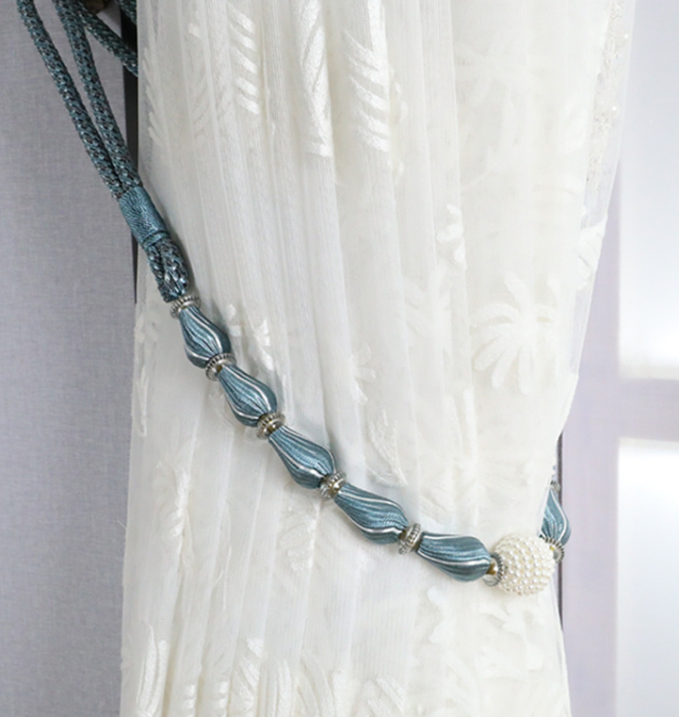 Aizkaru aizdare komplekts ar karājošu bumbiņu, pērles, sprādzi, auklu un uzglabāšanas jostu – gaišs luksusa stils