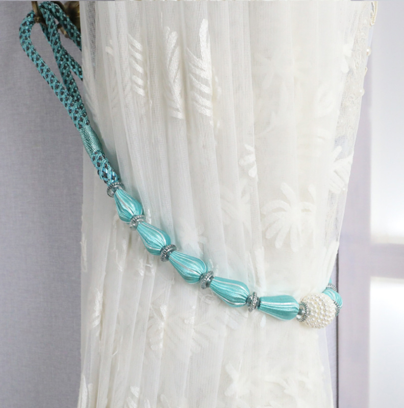 Aizkaru aizdare komplekts ar karājošu bumbiņu, pērles, sprādzi, auklu un uzglabāšanas jostu – gaišs luksusa stils