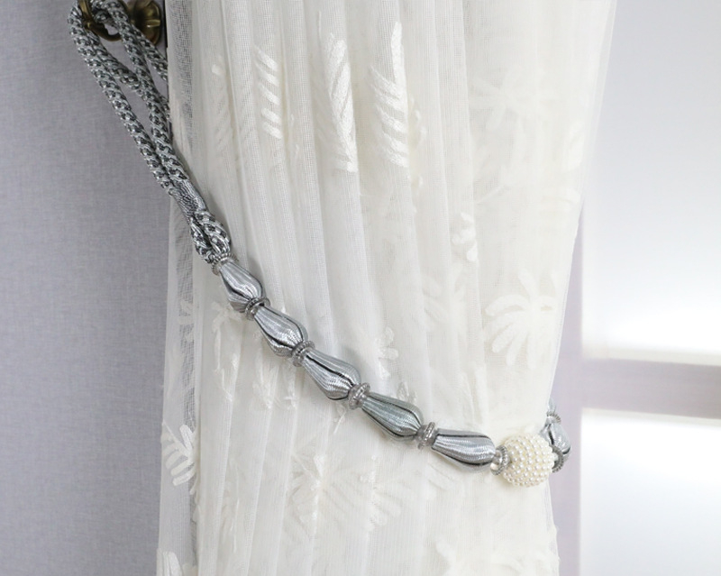 Aizkaru aizdare komplekts ar karājošu bumbiņu, pērles, sprādzi, auklu un uzglabāšanas jostu – gaišs luksusa stils