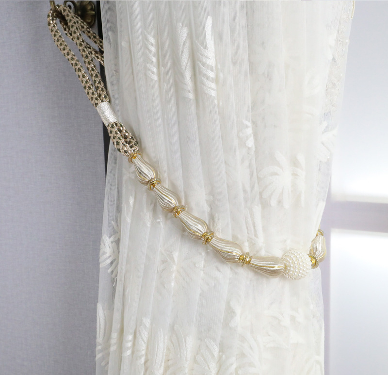 Aizkaru aizdare komplekts ar karājošu bumbiņu, pērles, sprādzi, auklu un uzglabāšanas jostu – gaišs luksusa stils