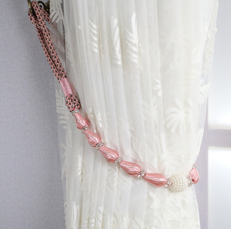 Aizkaru aizdare komplekts ar karājošu bumbiņu, pērles, sprādzi, auklu un uzglabāšanas jostu – gaišs luksusa stils