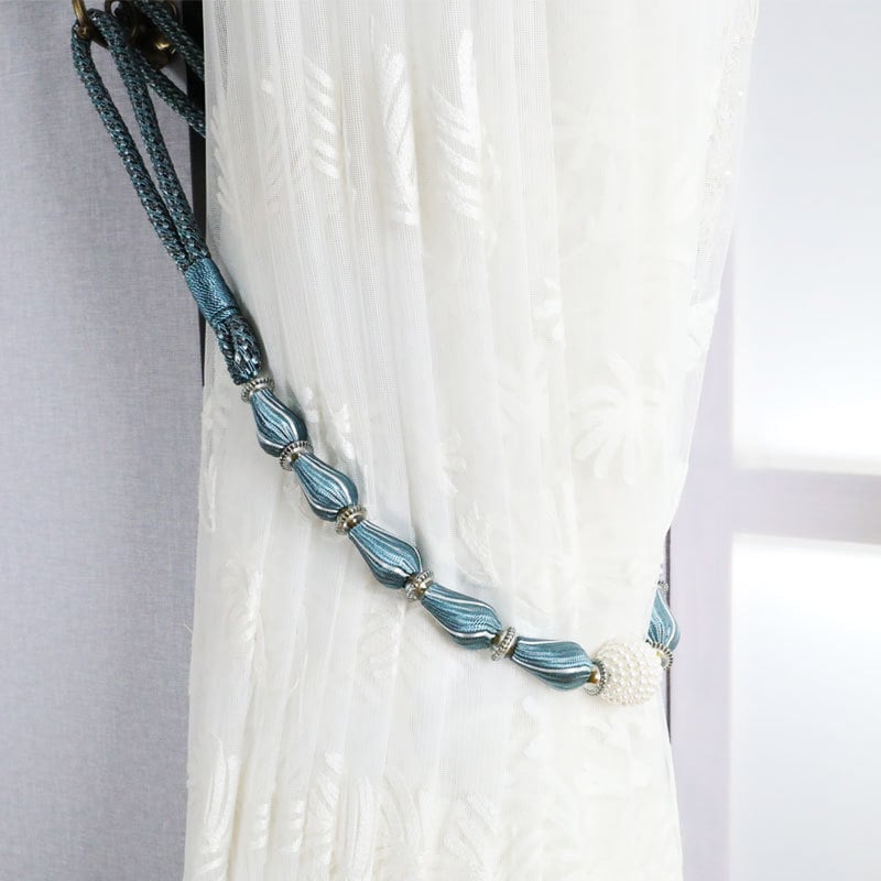 Aizkaru aizdare komplekts ar karājošu bumbiņu, pērles, sprādzi, auklu un uzglabāšanas jostu – gaišs luksusa stils